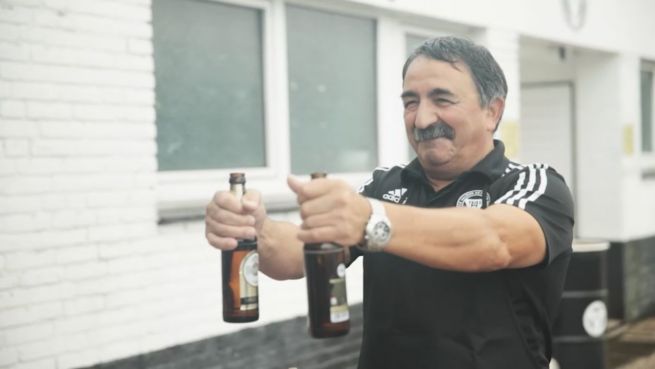 go to Der ehrliche Fußball: Metzelder für Amateure