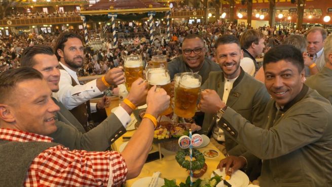 go to Legenden des FC Bayern versammelt auf dem Oktoberfest