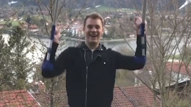 go to Manuel Neuer: Mit Krücken zuhause Meistertitel feiern