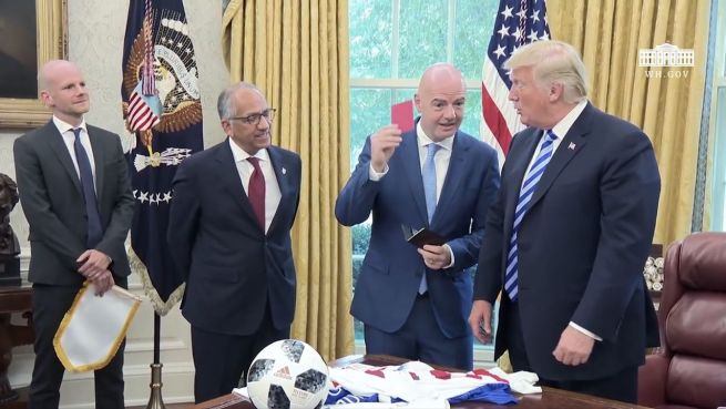 go to Im Weißen Haus: Infantino zeigt Donald Trump die rote Karte