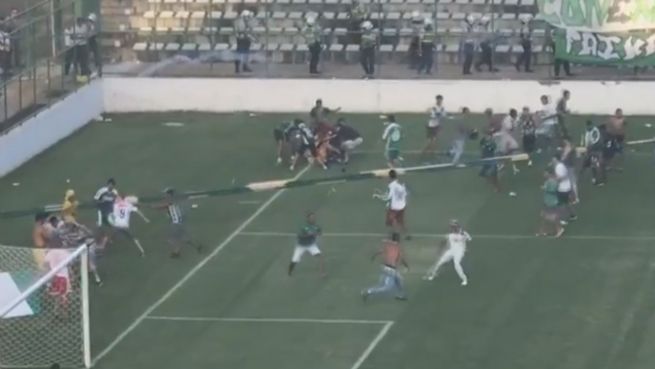 go to Platzsturm: Massenschlägerei bei Derby in Brasilien