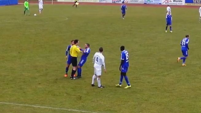 go to Skandal in der Regionalliga: Schiri schubst Spieler um