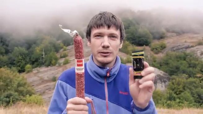 go to Selfie-Stick-Salami: Russe geht mit Wurst auf Reisen