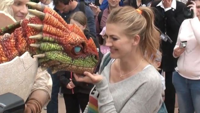 go to Nina Bott: Drachenzähmen mit Familie