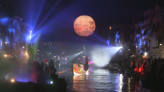 go to Spektakulär: Karneval von Venedig erleuchtet die Nacht