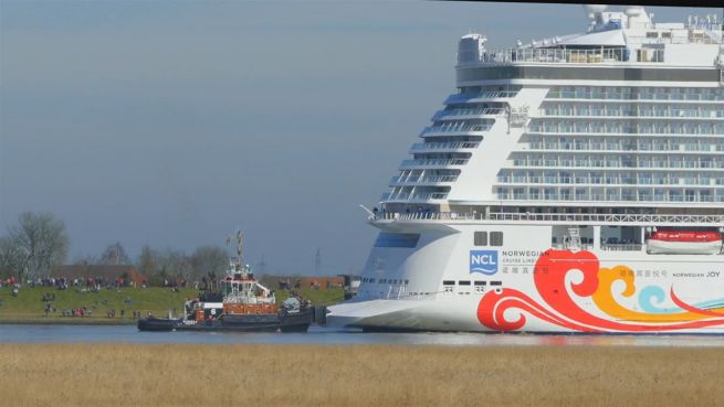 go to Koloss auf Reisen: Kreuzfahrtschiff schippert durch Ems