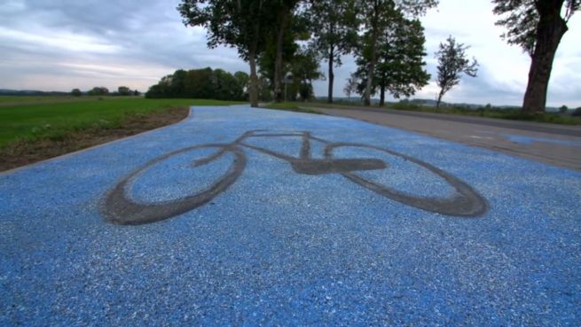 go to Sicher durch die Nacht: Radweg leuchtet im Dunkeln